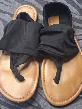 Women’s Arizona Black Knot-Twist Toe-Ring Sandals